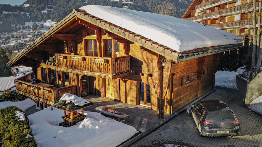 Chalet Susabel Building and Car