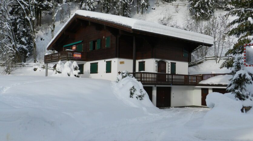 Chalet Framboise Building With Snow