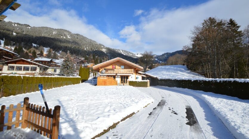 Chalet Tangas Driveway