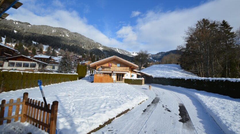 Chalet Tangas Main Building Driveway
