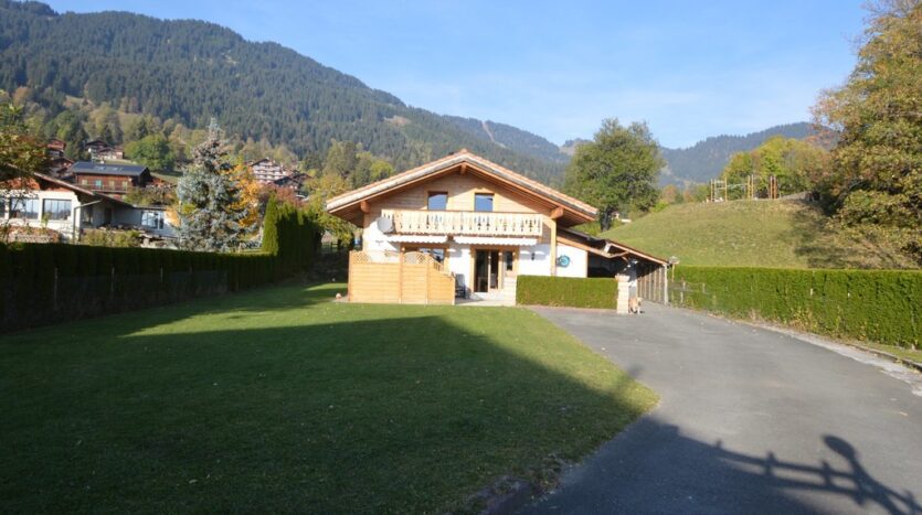 Chalet Tangas Building View