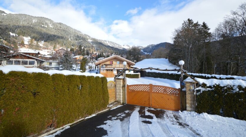 Chalet Tangas Driveway Gate