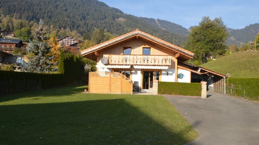 Chalet Tangas Font View With Garage