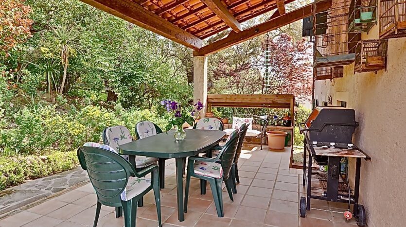 Villa Le Riou Outside Table