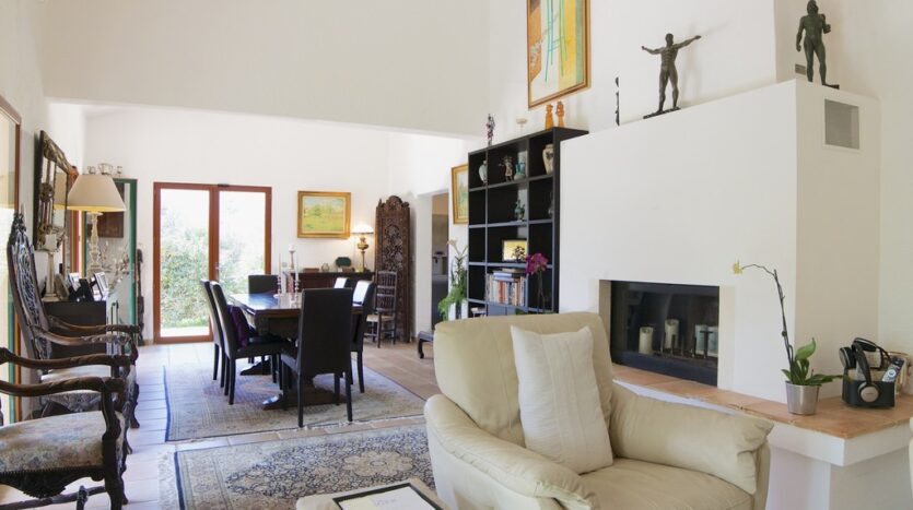 Villa Le Riou Dining Seating