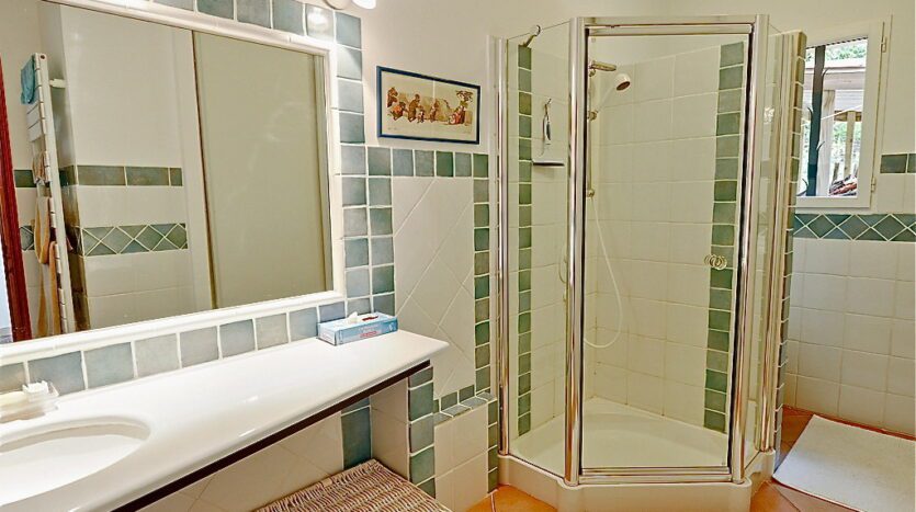 Villa Le Riou Large Bedroom