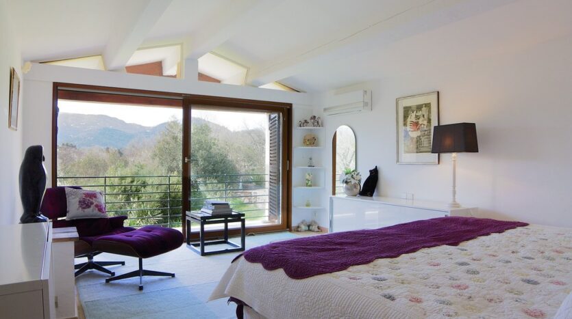 Villa Le Riou Large Bedroom