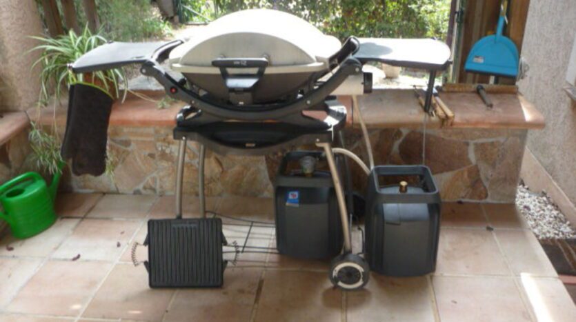 Villa Le Riou Outside Eating Area